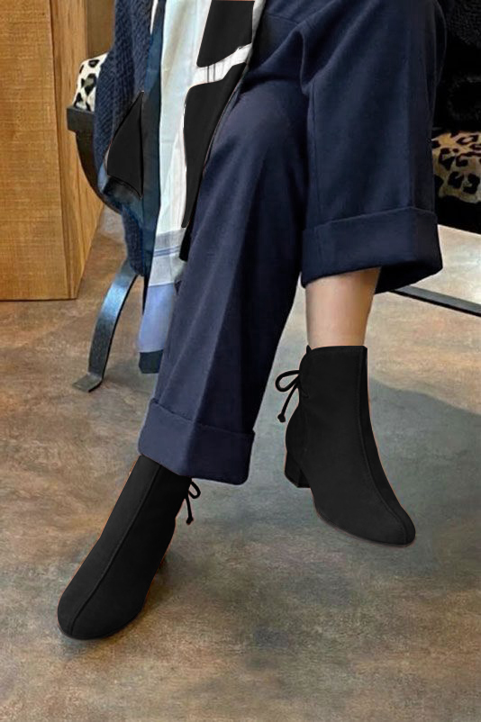 Women's pitch black back lace-up ankle boots with round toe and low block heel - Top view